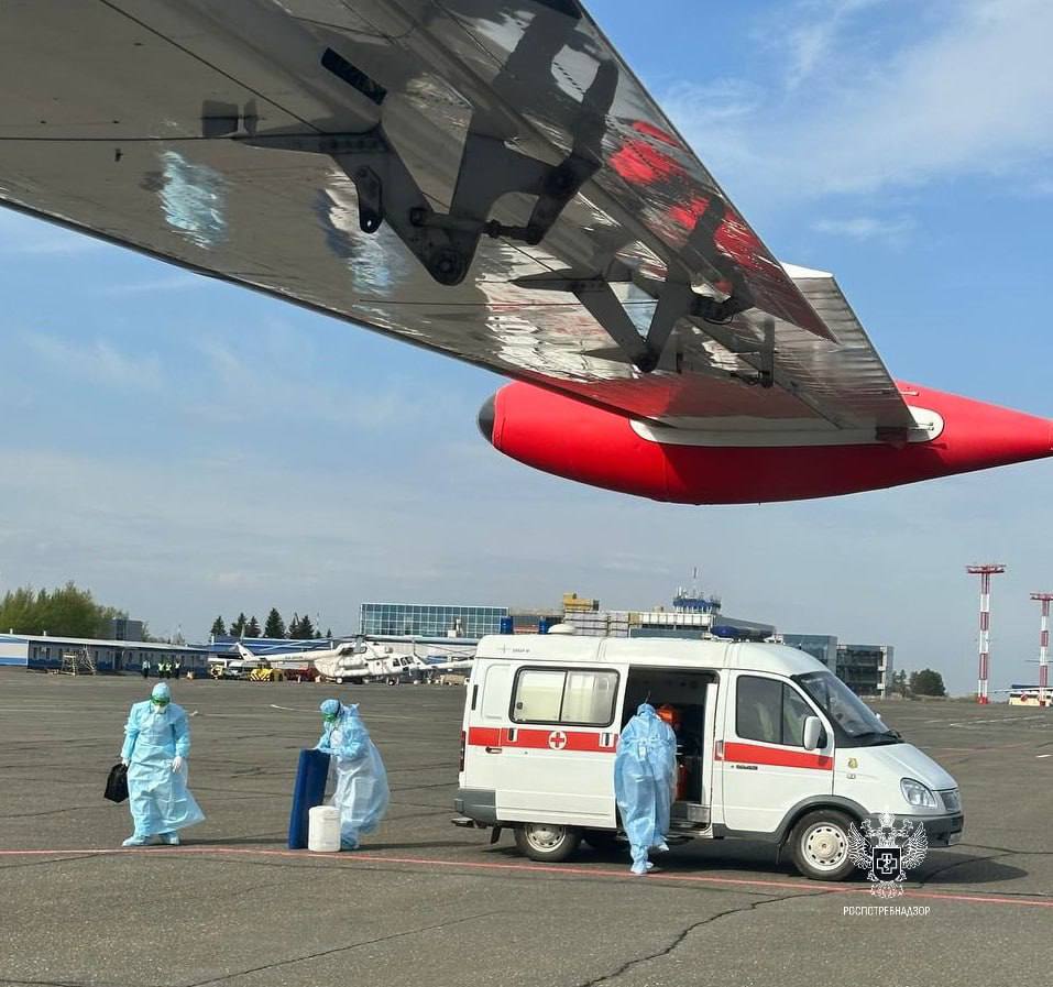 Роспотребнадзор провел учения по выявлению холеры в аэропорту Оренбурга #Про_Общество В международном аэропорту Оренбурга состоялось тактико-специальное учение, организованное Управлением Роспотребнадзора по Оренбургской области. Тренировались выявлять золоту и реагировать на подобные происшествия. Также цель мероприятия заключалась в оценке готовности различных служб и ведомств к взаимодействию при обнаружении больных с подозрением на опасные инфекционные заболевания. Участниками учений стали: - АО «Аэропорт Оренбург» - ГАУЗ «Оренбургская областная клиническая инфекционная больница» - ГАУЗ «Оренбургская областная клиническая станция скорой медицинской помощи» - ФГУП «Центр дезинфекции в Оренбургской области, г. Оренбург» - Оренбургский линейный отдел МВД РФ на транспорте Согласно сценарию, на борту самолета, следующего рейсом Анталия–Оренбург, обнаружен пассажир с симптомами острого кишечного расстройства, вероятно вызванного холерой. Больной вернулся из служебной командировки из Демократической Республики Конго транзитом через турецкий курорт. Во время учений отработали: - Оповещение соответствующих служб - Порядок действий и взаимодействие всех участников процесса - Соблюдение правил биологической безопасности - Локализация и ликвидация возможного эпидемиологического очага - Отбор образцов биоматериала и доставка их в лаборатории В итоге задачи выполнили успешно. Специалисты Управления Роспотребнадзора дали ряд рекомендаций для дальнейшего повышения эффективности совместных действий.