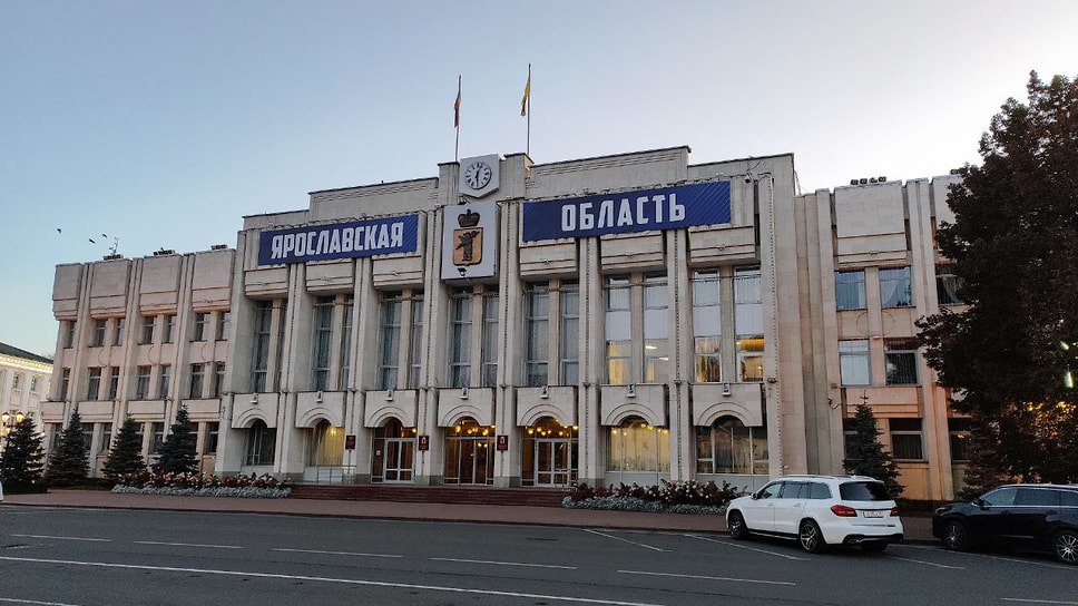 В Ярославской области подписан закон который упрощает доступ участников СВО к муниципальной службе Теперь для должностей высшей и главной групп не требуется уточнять уровень высшего образования Стаж для высшей группы снижен с четырех до двух лет для главной с двух до одного года Если вуз окончен менее трех лет назад стаж не нужен Закон открывает дополнительные возможности для профессиональной реализации ветеранов СВО и усиления кадрового потенциала в управленческих командах региона Принятые изменения позволят эффективно использовать знания и опыт защитников Отечества для решения задач социально экономического развития Ярославской области Михаил Евраев Фото Антон Голицын Коммерсантъ Еще больше новостей в Telegram канале Ъ Ярославль