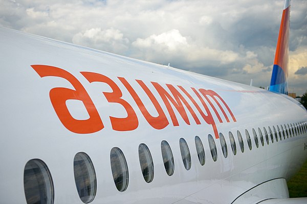 Генеральный директор авиакомпании Азимут Павел Екжанов представил планы развития перевозчика Перспективы развития региональной авиакомпании Азимут эксплуатирующей исключительно отечественные ближнемагистральные самолеты Superjet 100 рассмотрели на рабочей встрече в Росавиации руководитель агентства Дмитрий Ядров и гендиректор перевозчика Павел Екжанов Об этом сообщает AVIA RU со ссылкой на данные пресс службы Росавиации В январе сентябре авиакомпания перевозила ежедневно в среднем около 5 5 тыс человек По пассажиропотоку Азимут входит в топ 10 авиаперевозчиков России География полетов авиакомпании в 2025 году состоит из 88 маршрутов в первую очередь в обход Москвы 47 из них то есть больше половины уникальны другие авиакомпании по ним не летают aviaru net n289719