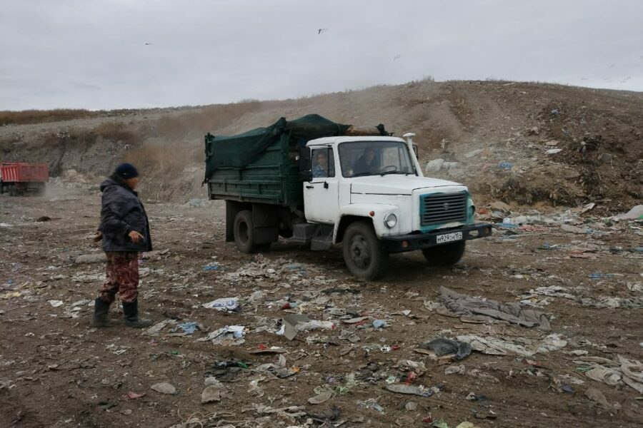 Левобережный полигон в Новосибирске прекратил прием части мусора С сентября на полигоне больше не принимают строительный и промышленный мусор остатки сырья и побочные продукты производства Теперь все отходы кроме твердых коммунальных которые поступали на Левобережный полигон направляют на полигон Гусинобродский В Спецавтохозяйстве объяснили это решение недостатком места Подробнее читайте по ссылке INFOPRO54 Источник фото пресс служба АО Спецавтохозяйство