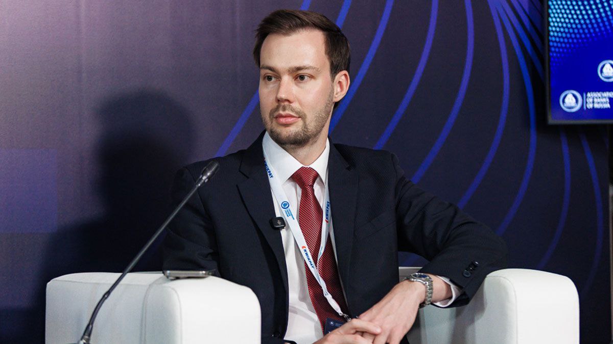 Григорий Мальцев Главный тренд в сфере 115 ФЗ партнерство банка и бизнеса За последние годы подход банков к исполнению закона о противодействии легализации доходов полученных преступным путем и финансированию терроризма 115 ФЗ заметно изменился Если раньше контроль порой сводился к формальному поиску подозрительных операций то теперь акцент смещается на предупреждение ошибок и помощь добросовестным клиентам Ведомости Инновации и Технологии выяснили как работает проактивная система оценки рисков и предупреждения о них предпринимателей где проходит граница между контролем и избыточным администрированием и как бизнесу не попасть под блокировку средств в кредитной организации   Об этом в интервью с руководителем направления Риски бизнеса в Точка Банке Григорием Мальцевым АРБ