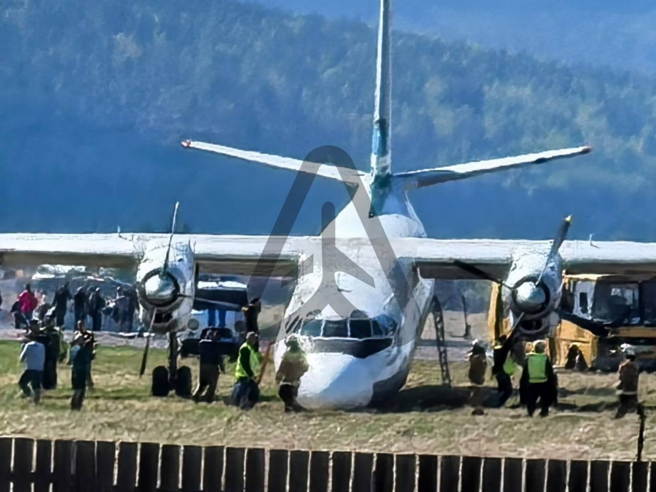Стойка шасси подломилась у самолёта Ан-24 при посадке в Иркутской области. Сегодня днём в аэропорту Киренска за пределы взлётно-посадочной полосы выкатился Ан-24 RA-46620 авиакомпании «Ангара», остановившись в нескольких метрах от забора. При приземлении у него подломилась передняя стойка шасси, и борт клюнул носом в землю. Самолёт прилетел из Иркутска. На его борту находились 46 пассажиров и пять членов экипажа. Никто не пострадал. На месте работают оперативные службы. Аэропорт закрыт на прилёт и вылет до тех пор, пока самолёт не будет эвакуирован с лётного поля. По факту инцидента транспортные прокуроры и следовали организовали проверки.