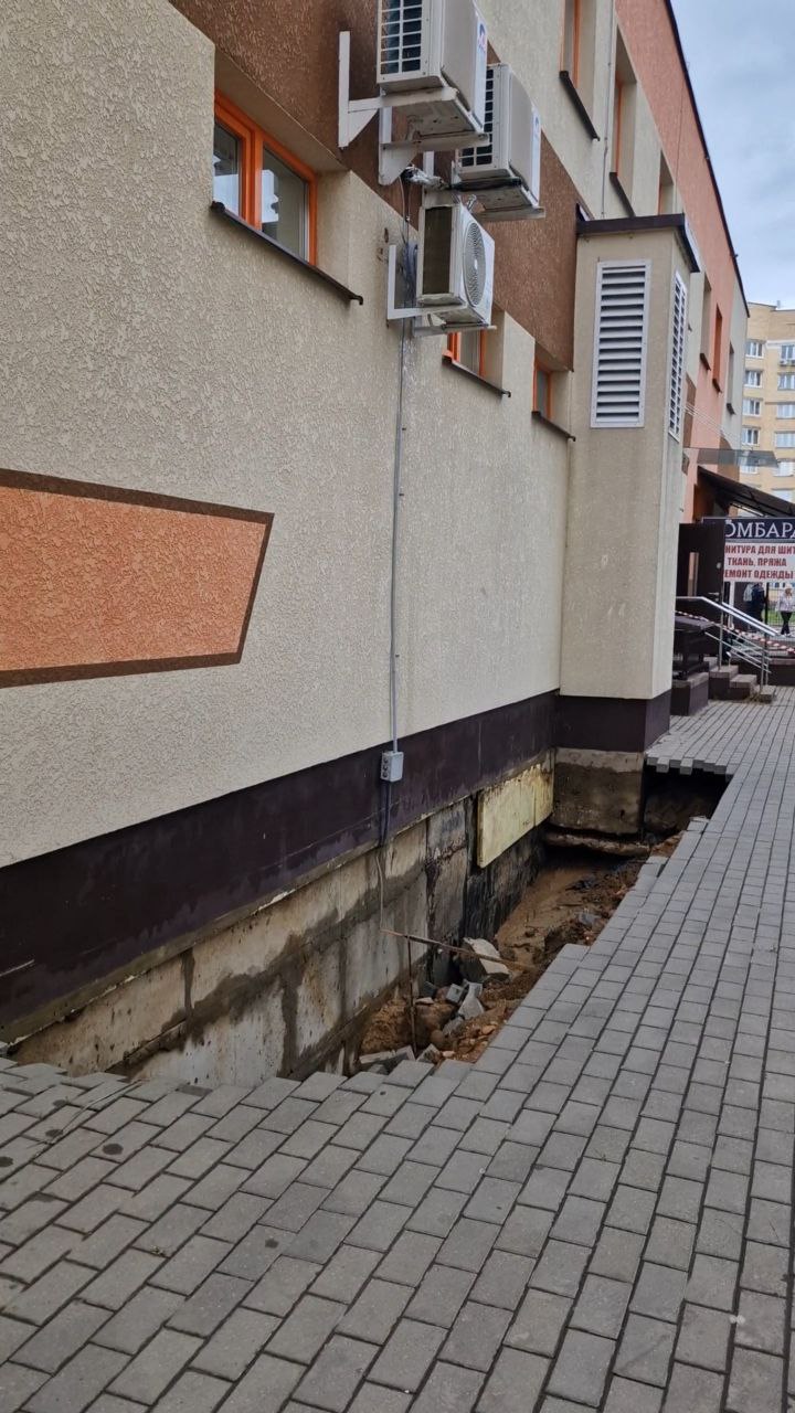 В результате сегодняшних подтоплений в Солигорске оказалась подмыта часть стены ТЦ "Оникс" на бульваре Шахтеров. Также в этом здании было затоплено цокольное помещение, но откачивание воды уже завершается. Участок с подмытой стеной пока огражден для пешеходов. Там будут вестись восстановительные работы