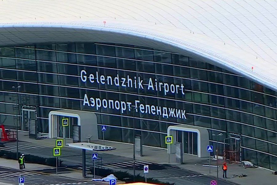 Аэропорт Геленджика откроется уже сегодня, а полёты начнут выполнять с 18 июля — источник «Известий», близкий к Минтрансу РФ.  UPD: В справочной аэропорта Геленджика сообщили, что у них нет информации о возобновлении его работы    Прямой эфир