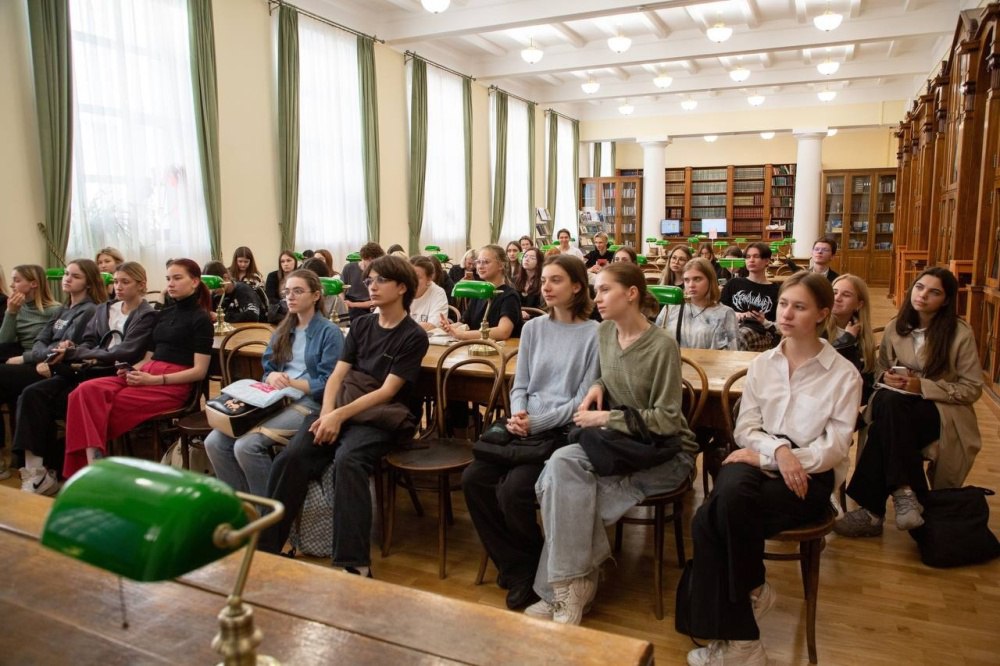 Абитуриенты получат дополнительные баллы при поступлении в педвузы В 2026 27 учебном году российские вузы будут начислять дополнительные баллы абитуриентам за участие в проектах Общероссийского общественно государственного движения детей и молодежи Движение Первых К этой инициативе присоединились уже шесть подведомственных Минпросвещения России педуниверситетов