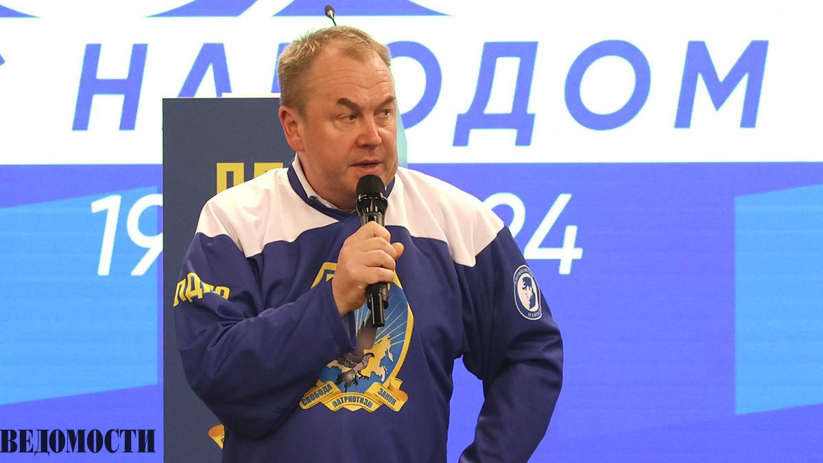 Первый замглавы фракции ЛДПР в Госдуме Станислав Наумов намерен баллотироваться в новый созыв в 2026 году от Единой России Об этом он сообщил Ведомостям В текущий созыв политик был избран в составе федерального списка партии С большой долей вероятности буду принимать участие в праймериз ЕР по одному из одномандатных округов в Челябинской области сказал Наумов По словам депутата в IX созыве ему важно быть вовлеченным в проект 100 летия Магнитогорска отмечается в 2029 году оргкомитет которого возглавляет первый вице премьер России Денис Мантуров Лидер ЛДПР Леонид Слуцкий строит партию Слуцкого отмечает политолог Константин Калачев Можно говорить о серьезной корректировке команды ЛДПР сказал он Ведомостям Самоходных перебежчиков сейчас не очень приветствуют уточняет эксперт если только это не плановая ротация Telegram Max