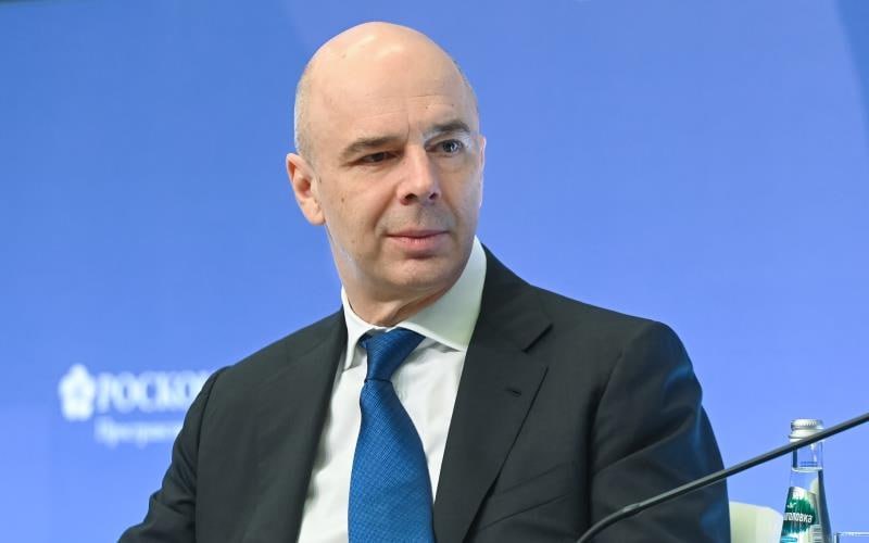 Активы ЮГК могут быть проданы до конца года Министр финансов России Антон Силуанов сообщил что до конца 2025 года государство планирует реализовать активы ООО Управляющая компания ЮГК контролирующей ПАО Южуралзолото группа компаний У нас много компаний которые по искам Генпрокуратуры поступили в казну Мы за то чтобы не держать эти компании в казне и не управлять ими а быстрее продавать в рынок До конца года будет ряд таких сделок Рассчитываем что до 100 млрд руб сможем привлечь от продажи поступивших в казну компаний отметил министр Силуанов добавил что в число активов которые выставят на продажу войдёт и Управляющая компания ЮГК и не исключил участия иностранного капитала в приватизации Ранее сообщалось что контрольный пакет акций ЮГК может быть продан структуре Газпромбанка Источник Коммерсант