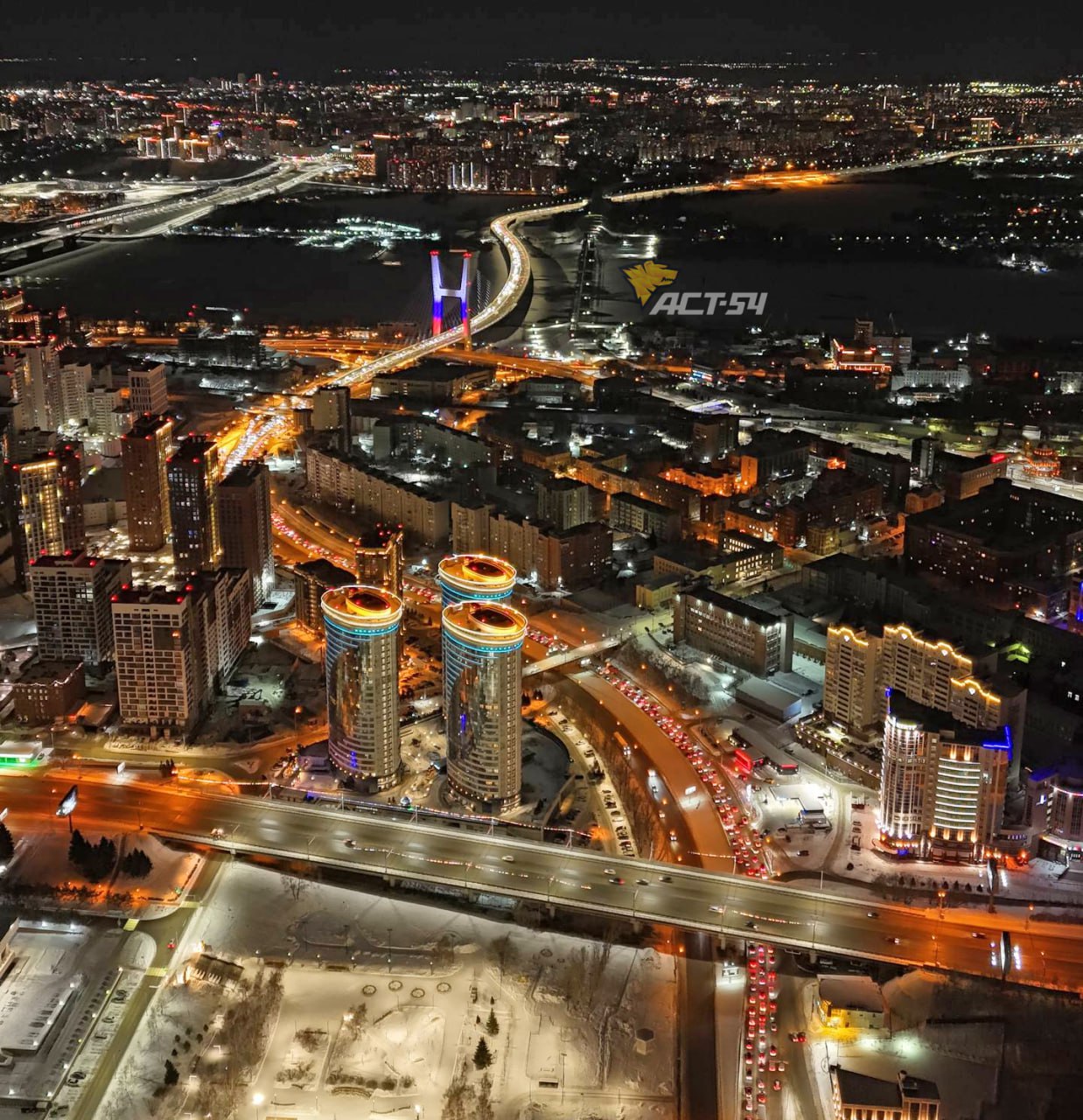 Общественный транспорт планируют запустить по Центральному мосту который будет курсировать между площадью Труда и Ипподромской магистралью Также в ближайшее время произведут корректировку работы светофоров на перекрёстке Ипподромской и Военной и изменят движение по полосам сообщил мэр Новосибирска Максим Кудрявцев На площади Труда убрали левый поворот для троллейбусов на светофоре и теперь они уже ездят по новому съезду без контактной сети В перспективе планируем запустить новые маршруты общественного транспорта для них по условиям концессии проезд по четвёртому мосту будет бесплатным добавил Кудрявцев С наступлением тепла планируется обустройство дополнительных разворотных площадок и съезда на улицу Зыряновскую