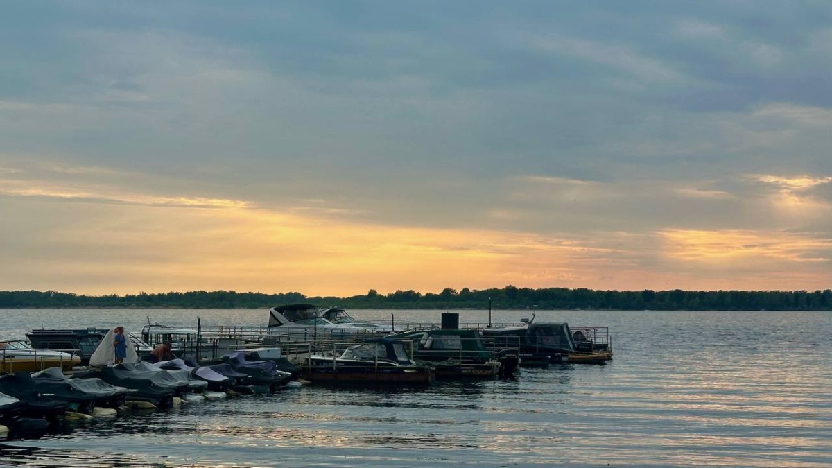 Капитану катера вынесли приговор за смертельное столкновение с сухогрузом под Самарой Местный житель признан виновным в совершении преступления предусмотренного частью 2 статьи 263 Уголовного кодекса РФ нарушение правил безопасности движения и эксплуатации внутреннего водного транспорта повлекшее по неосторожности смерть человека Как установило следствие при поддержке Куйбышевской транспортной прокуратуры в сентябре 2025 года вблизи пристани Шелехметь днём произошло столкновение управляемого подсудимым катера Неман с сухогрузом Тарту В результате инцидента пассажир катера погиб Суд учитывая позицию государственного обвинения назначил виновному наказание в виде одного года принудительных работ с удержанием 10 заработка в доход государства ГТРК Самара MAX lВК lОК lСАЙТ