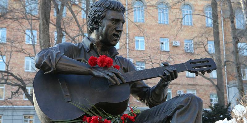 Зимний концерт Приморских струн ко дню рождения Владимира Высоцкого пройдет во Владивостоке 25 января в 14 00 в день рождения советского поэта актёра театра и кино автора исполнителя песен прозаика и сценариста Владимира Высоцкого в Театральном сквере состоится уже ставший традиционным зимний концерт Приморских струн В рамках концертной программы любой желающий может исполнить песни или прочитать стихи Владимира Высоцкого ИскусствоВладивосток Читайте наши новости в МАХ