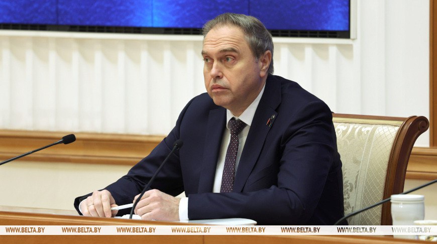 Владимир Караник реальный сектор должен быть готов принять научные разработки  На это обратил внимание председатель Президиума Национальной академии наук Владимир Караник выступая на совещании у Президента Беларуси по вопросам развития научной сферы и деятельности НАН Он обратил внимание что проинформирует не только и не столько о достижениях сколько об основных имеющихся проблемах и мерах направленных на совершенствование деятельности научной сферы Мы должны не просто отдать разработку а помочь ее поставить на конвейер отметил председатель Президиума НАН Но при этом необходимо совершенствование механизмов и инфраструктуры трансфера технологий Реальный сектор должен быть готов принять научные разработки Если мы работаем в тесной связке с промышленностью и по их заказу производим научно техническую продукцию мы ее передаем для последующего освоения сказал Владимир Караник  По его мнению здесь нужно учитывать все факторы Надо совместно выработать ту методику дополнительную которая позволит нам видеть все каналы коммерциализации научной разработки и получать объективную картину этого процесса подчеркнул руководитель НАН  Поддержать канал бустами Inst TikTok ВК OK FB