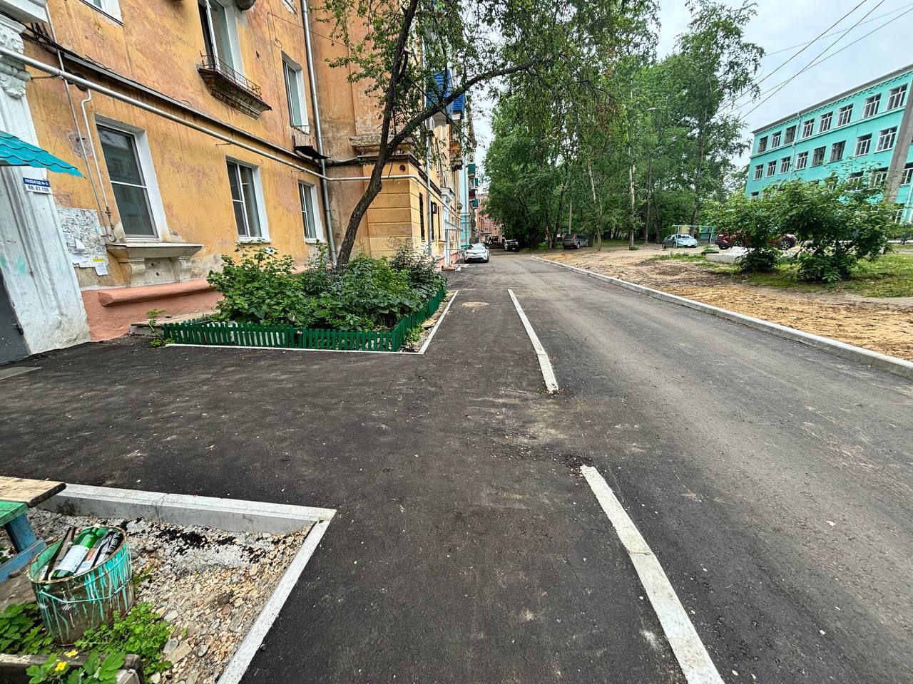 После вмешательства прокуратуры восстановлены права жильцов многоквартирного дома в г. Комсомольске-на-Амуре Хабаровского края    По поручению Генерального прокурора Российской Федерации организовано рассмотрение прокуратурой Хабаровского края обращения жильцов многоквартирного дома о ненадлежащем содержании придомовой территории.  Проведенной проверкой установлено, что во дворе многоквартирного дома 1955 года постройки, в г. Комсомольске-на-Амуре, пришло в негодность асфальтовое покрытие проезжей части, тротуаров и пешеходных зон.  Помимо этого, зафиксировано локальное разрушение отмостки, штукатурно-окрасочного слоя на лестничном пространстве, отдельных элементов конструкций балконов, отсутствие освещения в одном из подъездов.  По итогам рассмотрения представления прокуратуры управляющей организацией приняты меры к устранению нарушений. Осуществлена покраска стен подъезда жилого дома, в другом подъезде отремонтировано освещение лестничной клетки. Восстановлены несущие конструкции балконных ограждений четырех квартир.  Благоустройство дворовой территории многоквартирного дома выполнено силами теплоснабжающей организации, ранее проводившей работы по реконструкции теплотрассы. Восстановлены тротуары, асфальтировано дорожное покрытие на подъезде к дому.  На основании постановления прокуратуры за осуществление деятельности по управлению многоквартирными домами с нарушением лицензионных требований директор организации привлечен к административной ответственности по ч. 2 ст. 14.1.3 Кодекса Российской Федерации об административных правонарушениях в виде штрафа  уплачен .  Контроль за устранением нарушений осуществлен управлением Генеральной прокуратуры Российской Федерации по Дальневосточному федеральному округу.