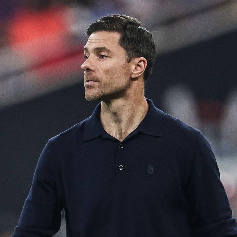 Алонсо ушел из за того что его не слушались игроки По инсайдам испанских AS и El Chiringuito благонадежность которых правда вызывает вопросы главной причиной увольнения Хаби стала потеря контроля над раздевалкой Сообщается что некоторые ключевые игроки Реала недорабатывали на тренировках и не воспринимали поручения тренера всерьез косвенно это подтверждает вчерашний кейс с Мбаппе P S Но некоторые источники сообщают что Хаби все таки уволили решение принимал лично Флорентино Перес Кому верим myachPRO