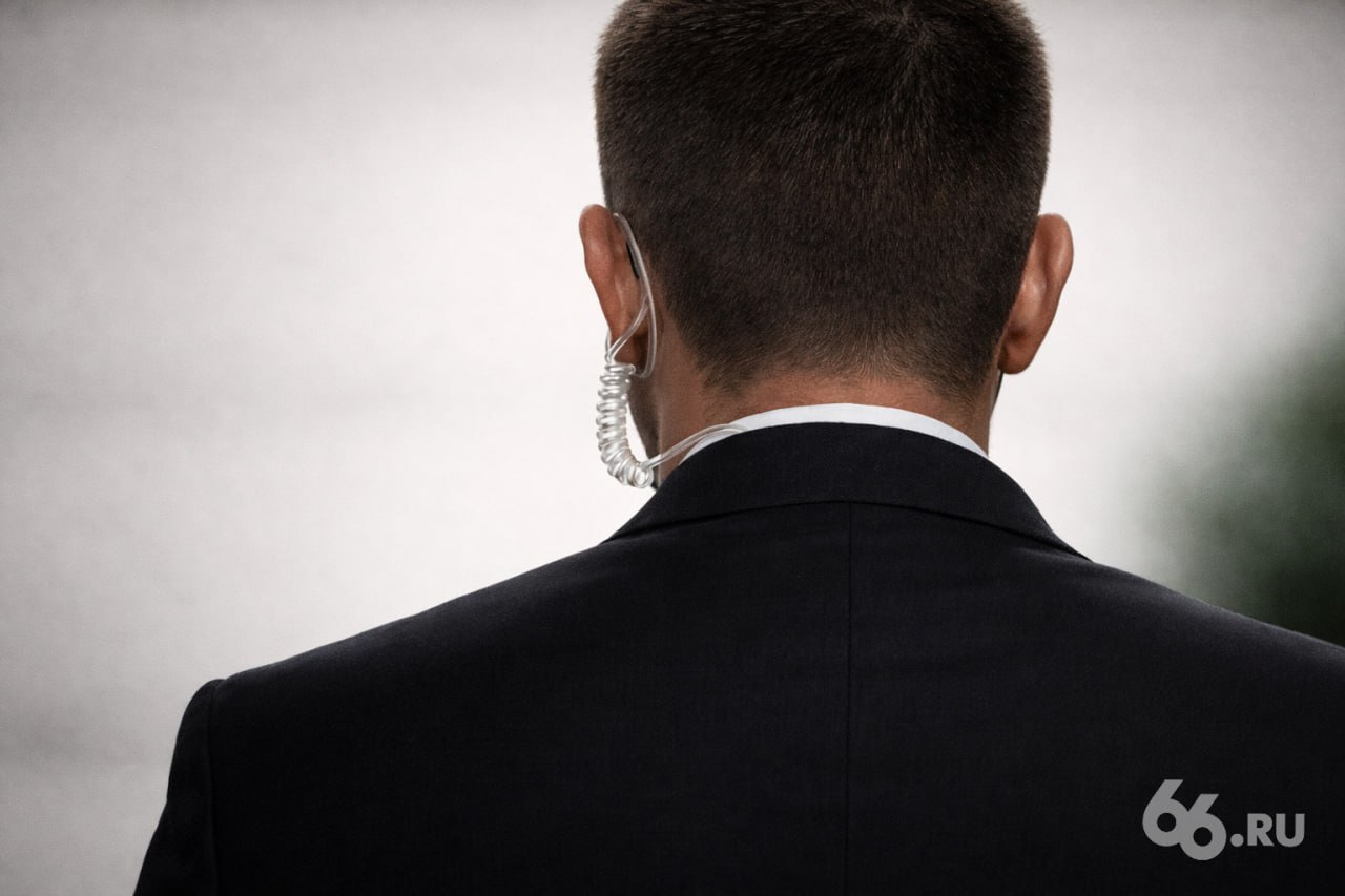 После начала СВО губернаторы стали больше тратить на личную охрану Рекордным стал 2023 год Тогда на эти цели из региональных бюджетов суммарно выделили 119 7 млн рублей Для сравнения в 2021 м на безопасность глав регионов потратили всего 59 7 млн руб Постепенно затраты стали снижаться Так в 2025 м эта статья расходов составила 112 4 млн пишут Ведомости со ссылкой на Тендерплан Политолог Ростислав Туровский считает что оснований для того чтобы госслужащие пользовались услугами охраны действительно стало больше Некоторые губернаторы могут отказываться от охраны чтобы показать что они ближе к народу Но риски есть а потому к найму охраны регионы обращаются все чаще