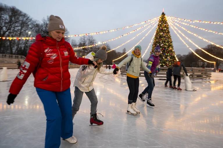 Каток на Конюшенной площади перекроет движение машин до 31 января 2026 года С 11 ноября до 31 января движение запретят по Конюшенной площади и набережной канала Грибоедова от Ново Конюшенного моста до Мало Конюшенного моста Также до 15 ноября нельзя будет останавливаться на набережной от Ново Конюшенного моста до Мало Конюшенного моста и по Михайловскому проезду от д 2 лит А по набережной канала Грибоедова до Конюшенной площади Юлия Пыхалова Читай нас в MAX Подпишись на Комсомольскую правду СПб