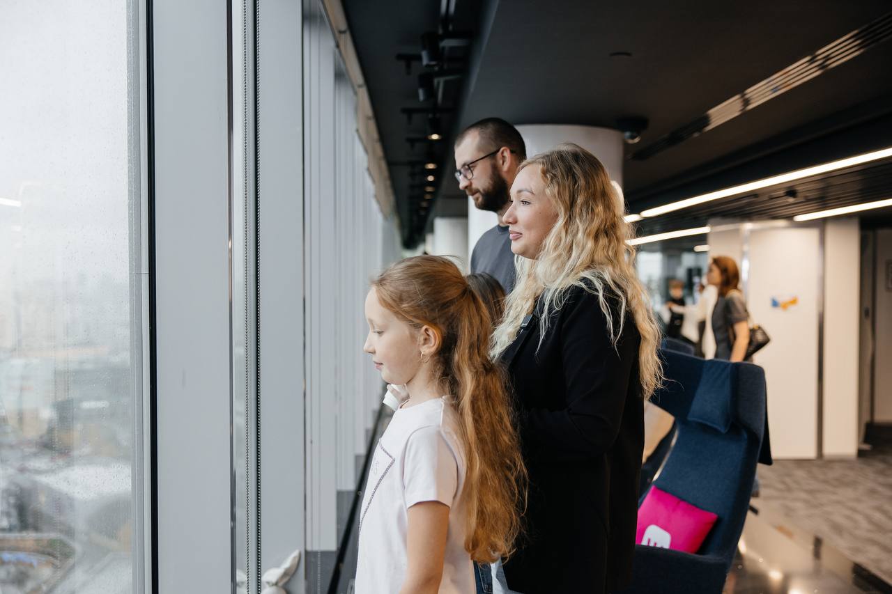 МАХ поздравил своего 50 миллионного пользователя и подарил путешествие по России Юбилейной стала 34 летняя Анна А из Барнаула зарегистрировавшаяся в мессенджере 27 октября Подарок стал для нее полной неожиданностью Анна получила сертификат на семейное путешествие по России и мерч Маршрут она уже выбрала и отправится в поездку вместе с 9 летней дочкой Радио 1 MAX Прислать новость Дарим книги от МИФ и Бомборы