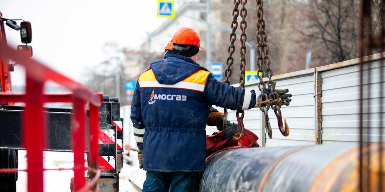 В Вешняках идет строительство нового газопровода Мосгазовцы прокладывают газопровод протяженностью более 1 6 километра для обеспечения газоснабжения районной тепловой станции Перово на востоке столицы Зачем это нужно Новый газопровод создают для повышения надежности и устойчивости системы питания станции которая играет ключевую роль в обеспечении теплом и горячей водой значительной части округа Как ведутся работы Для прокладки труб используют как традиционные так и современные бестраншейные технологии В некоторых местах трубы укладывают открытым способом что помогает контролировать качество работ На участках где трубы пересекают дороги и другие коммуникации применяют закрытые методы бурошнековое и горизонтальное направленное бурение чтобы минимизировать воздействие на городскую инфраструктуру А что еще Кроме того на газопроводе установят четыре запорных устройства с дистанционным управлением Они будут связаны с центральной диспетчерской АО МОСГАЗ что позволит контролировать состояние газопровода в реальном времени и при необходимости оперативно выполнять переключения или локализацию участков сети без выезда специалистов на место Итог Завершение работ запланировано на конец 2026 го