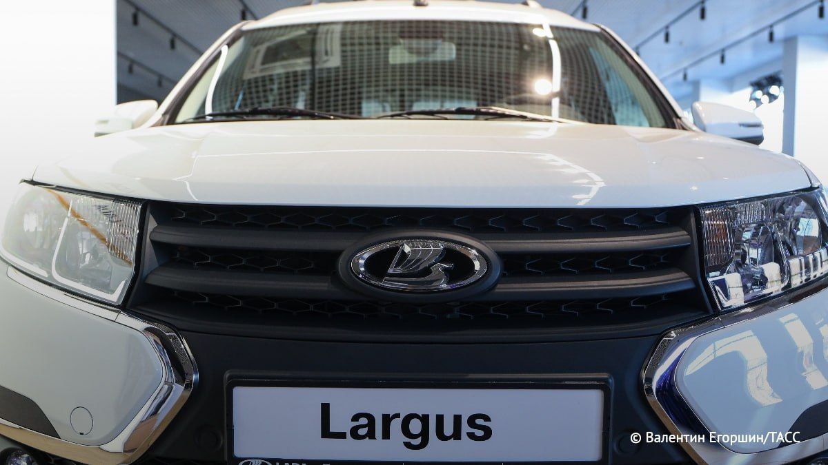 Автоваз опроверг информацию о массовой проблеме с блоком управления Lada Largus Число обращений по ним не превышает доли в одну тысячную от количества проданных машин которое с 2024 года оценивается в 59 тысяч единиц сообщили в пресс службе компании Ранее СМИ сообщили что владельцы и предприниматели сталкиваются со снижением ресурса узлов частыми поломками и проблемами с электроникой у новых моделей Lada Largus Подписаться на PRO transport