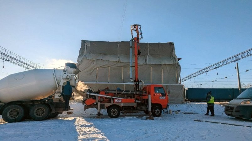 На путепроводе на Батарейной в Иркутске подготовлено основание для укладки асфальта  Капитальный ремонт сооружения идет в соответствии с графиком. Ход реконструкции обсудили на совещании, которое прошло под руководством вице-мэра города Сергея Кладова. В настоящее время работы выполняются в технологические окна. Контактную сеть переустраивают в соответствии с проектной документацией.   Кроме того, специалисты ухаживают за бетоном и готовят материалы для устройства стоек опоры. Также на подходах к путепроводу перед зимой выполнено устройство дороги: готово основание для асфальтирования в теплое время года и установки бордюра.