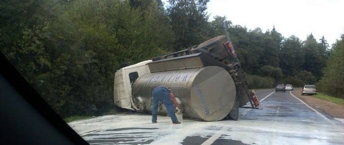 Барнаул 1 Водитель опрокинул цистерну с молоком на более чем 360 000 рублей Водитель в марте 2024 года не справился с управлением из за чего автомобиль опрокинулся на бок Суд установил что ущерб причинён из за преступной небрежности водителя С него взыскали 361 288 рублей Грустный молочник Подписаться Прислать новость