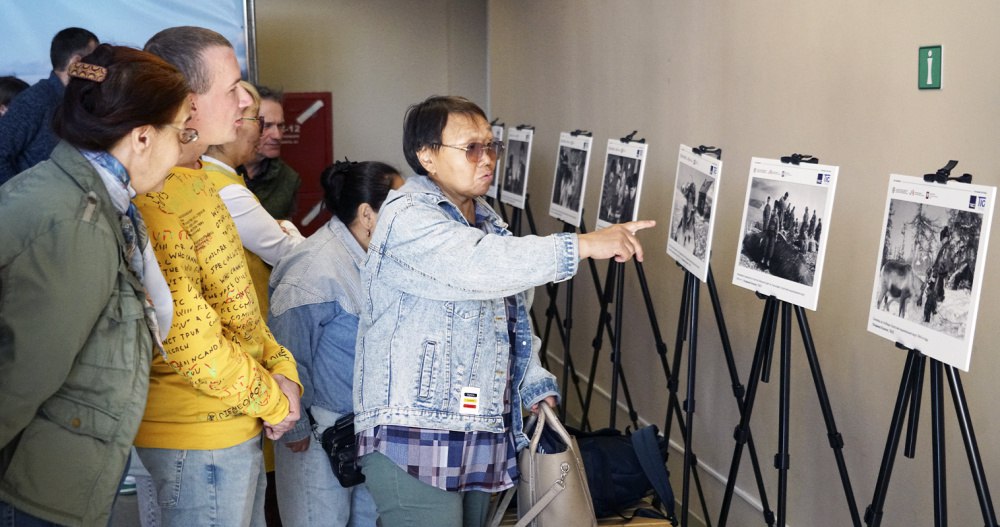 Фотовыставка известного советского журналиста открылась в Анадыре В окружной столице представлены работы известного советского журналиста Владимира Буланова. Тридцать снимков, сделанных в округе более 60 лет назад. На фотографиях запечатлены знаменитые косторезы Иван Сейгутегин и Туккай, а также сцены из повседневной жизни жителей: играющие с белым медвежонком дети, добыча кашалота, состязания каюров, работа оленеводов. Выставка продолжит свою работу до конца сентября. После перейдет в передвижной формат и отправится в путешествие по муниципалитетам. «Фотоработы Владимира Антоновича Буланова – это живая история Чукотки 1960-х годов. Ему удалось передать главное — дух героической эпохи освоения Севера», — отметил губернатор Владислав Кузнецов. ПОДРОБНОСТИ ЗДЕСЬ : ИА "Чукотка" #культура Информагентство "Чукотка" ПОДПИСАТЬСЯ ПОДДЕРЖАТЬ ГОЛОСОМ