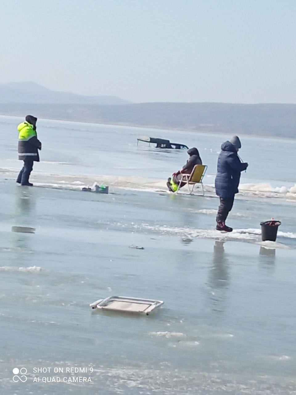 ‼  Еще два авто рыбаков провалились под лед в Тавричанке.  Напомним, сегодня +5, оттепель, но это, похоже, никого не останавливает