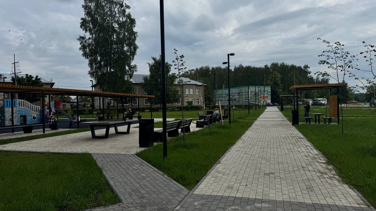 Работы по благоустройству общественных территорий в Кораблино идут полным ходом Сотрудники министерства ТЭК и ЖКХ совместно с представителям Главархитектуры и администрации г. Кораблино проверили ход работ по благоустройству сквера по ул. Садовая. В сквере проложены дорожки, смонтированы осветительные приборы. В ближайшее время будут установлены мафы и туалеты, а затем планируется озеленение территории. Работы осуществляются в рамках федерального проекта «Формирование комфортной городской среды». Сквер - победитель всероссийского голосования прошлого года. Также комиссия посетила центральный городской парк. Парк - победитель Всероссийского конкурса. Здесь работы осуществляются в соответствии с графиком. В данный момент ведутся земляные работы, укладка тротуарной плитки и закладка кабелей для освещения.