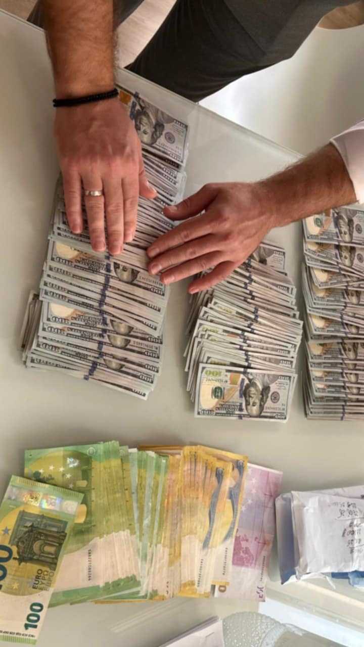 В Кишинёве прошли обыски по делу о подкупе избирателей У связанных с российским фондом лиц изъяли более 1 000 000 леев — сообщают Национальном центре по борьбе с коррупцией. Фонд находится под санкциями ЕС и имеет связи с политическими партиями. Фигуранты дела пока находятся на свободе, но под законными ограничениями.