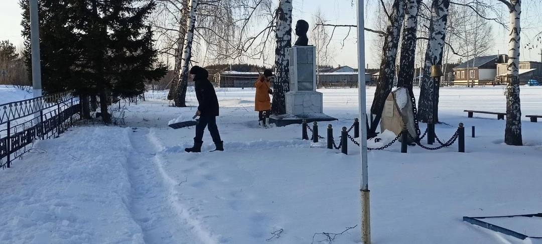 В Шемуршинском округе ребята из Старочукальской ООШ провели замечательную акцию — очистили территорию памятника участникам Великой Отечественной войны, а также памяти участника Гражданской войны Карзанова Е. К.   Школьники говорят: "Каждый раз, когда мы очищаем памятник, мы отдаём дань уважения тем, кто боролся за нашу страну".  Это не просто уборка снега – это важный шаг в воспитании трудолюбия и патриотизма у школьников. Ребята получили ценный опыт участия в общественно-полезной деятельности, который останется с ними на всю жизнь.  #МинобразованияЧувашии #ЗахаровМинобразования21 #Шемуршинскийокруг