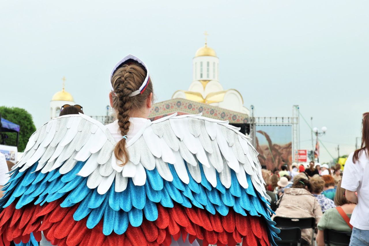 Народы России представили свои традиции на фестивале "Русское поле" в Кургане В День России в Курганской области проходит масштабный фестиваль "Русское поле". Идут концерты под открытым небом. Лучшие коллективы сражаются за победу в битве хоров. Вечером здесь выступит всемирно известный Кубанский казачий хор. Днем всех желающих знакомят с обычаями и традициями народов России, ремёслами, проводят конкурсы, мастер-классы. Также проходит акция "Беспилотный батальон 45" - каждый может внести свой вклад в приобретение комплектующих для квадрокоптеров, которые собирают в Кургане и отправляют бойцам на СВО. !