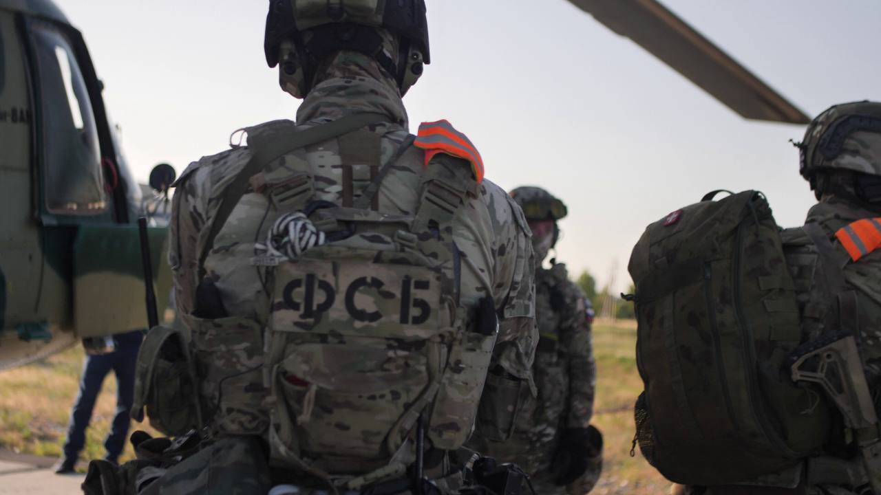 В Дагестане задержали двух участников террористической организации Двое жителей Дагестана, участвовавших в деятельности запрещенной в РФ международной террористической организации, были задержаны по возвращении из Египта. По данным следствия, они собирали деньги через интернет на покупку оружия и снаряжения для террористов. Уголовные дела возбуждены по статьям о содействии террористической деятельности ч. 1, 4, 1.1 ст. 205.1 УК РФ и участии в террористической организации ч. 2 ст. 205.5 УК РФ . Оба задержанных находятся под стражей. ГТРК «Дагестан» www.gtrkdagestan.ru RUTUBE SMOTRIM