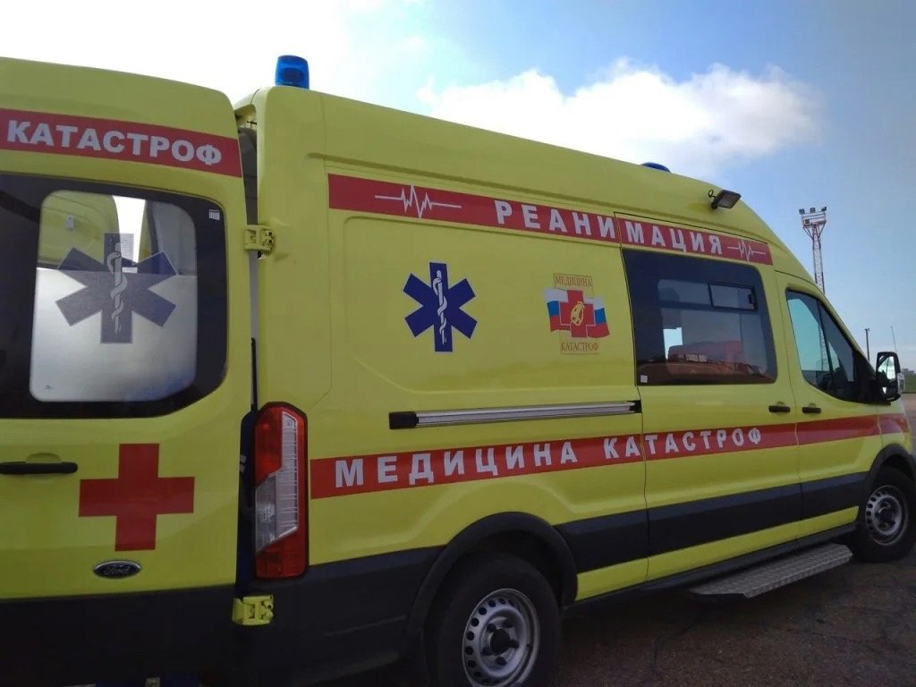 В Приморье врачи нескольких медицинских учреждений объединились для спасения жизни подростка В Территориальный центр медицины катастроф Владивостока поступил звонок из Уссурийской центральной городской больницы с сообщением о том, что у них находится 16-летний пациент с подозрением на миокардит. Мальчику требовалась экстренная помощь. В Уссурийск оперативно выехала реанимационная бригада. Мальчика бережно погрузили в реанимобиль и выехали в краевую столицу, доставив без ухудшения состояния в ККЦ СВМП. Там ему оказали медицинскую помощь в единственном в Приморье отделении детской кардиологии и сердечно-сосудистой хирургии. Сейчас состояние ребенка стабилизировалось, пациента уже выписали. Источник: