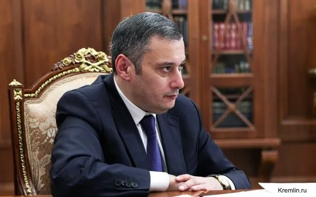 Губернатор Александр Хинштейн попавший 22 января в ДТП вернулся после реабилитации в Курскую область и приступил к рабочим обязанностям в полной мере Он рассказал что завершил курс реабилитации хотя восстановление после травмы ноги придется продолжить 22 января из за плохих погодных условий автомобиль в котором ехал губернатор занесло и выбросило на обочину Хинштейну диагностировали перелом бедренной кости трех ребер и двух поперечных отростков позвонка Он перенес операцию 2 февраля его выписали из больницы а 18 февраля губернатор рассказал что отправится в Москву для продолжения реабилитации