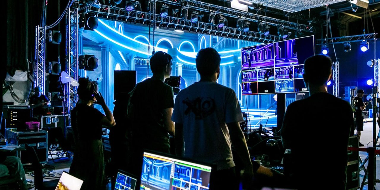 В Москве учредили премию для специалистов киноиндустрии Цех За кадром Она предназначена для тех чья работа обычно скрыта от широкой публики и не освещается на кинофестивалях исторических консультантов художников постановщиков кастинг директоров художников по костюмам звукорежиссеров и других профессионалов отрасли Награду будут вручать в 12 номинациях Прием заявок уже начался и продлится до 30 января 2026 года включительно рассказала Наталья Сергунина заместитель Мэра Москвы Организаторы премии Москино и Киностудия Горького Подробнее о премии в материале mos ru Москино в MAX