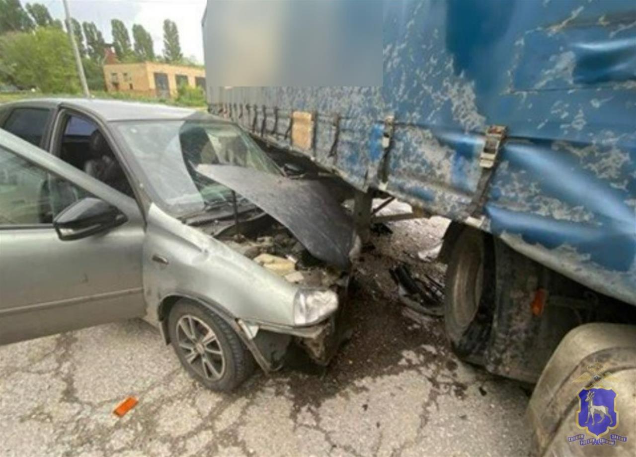 В Тольятти уставший водитель КамАЗа смял Lada Kalina, пострадали трое В пятницу, 27 июня, в 16:20 на ул. Транспортной у дома № 26 58-летний мужчина за рулем КамАЗа, при повороте направо с левой полосы столкнулся с Lada Kalina. Фото: ГУ МВД по Самарской области
