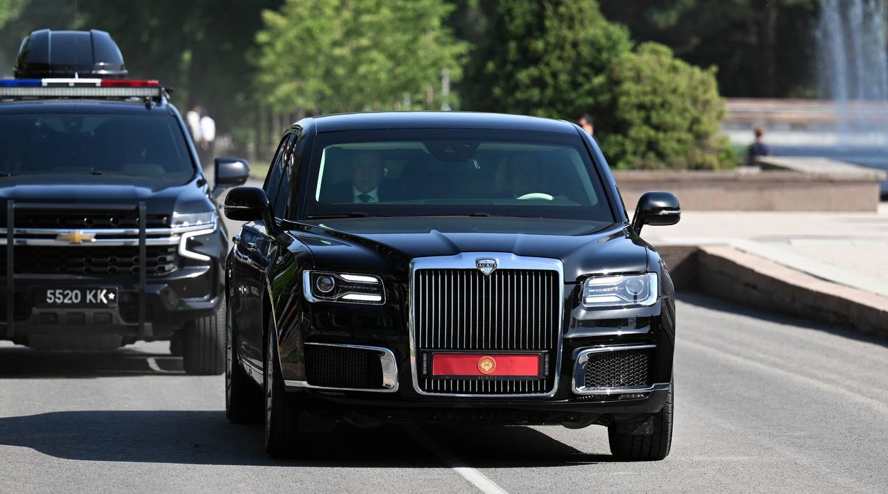 Президент Кыргызстана Садыр Жапаров сегодня ездил по Бишкеку на Aurus Senat — автомобиле российского производства Глава государства возложил венок к Вечному огню, принял военный парад и внепланово посетил Республиканский диагностический центр, где отчитал министра здравоохранения. Скоро лидер Кыргызстана должен вылететь в Москву.