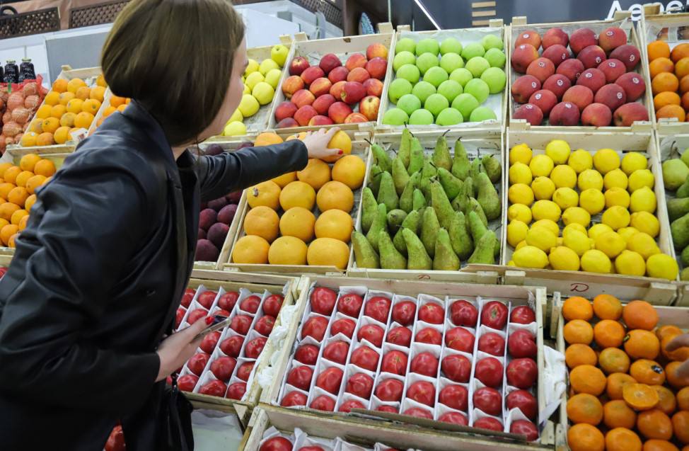 Импорт овощей и фруктов в Башкирию в 2025 году вырос на 16 В 2025 году в Башкирию поступило 4 5 тыс тонн импортной плодоовощной продукции сообщили в управлении Россельхознадзора по республике Это на 16 4 больше чем было ввезено в регион в 2024 году почти 3 9 тыс тонн В частности в Башкортостан из Китая Турции и Узбекистана поступило 2 тыс тонн абрикосов арбузов винограда мандаринов нектаринов персиков черешни чернослива и 29 7 тонны арахиса сообщили в ведомстве Кроме того в прошлом году из Армении и Китая в Башкирию поставили 328 тыс штук срезанных цветов Из Белоруссии и Казахстана в республику привезли 40 тонн семян пшеницы для посева и 156 тонн дробленого риса РБК Уфа в Telegram РБК Уфа в MAX