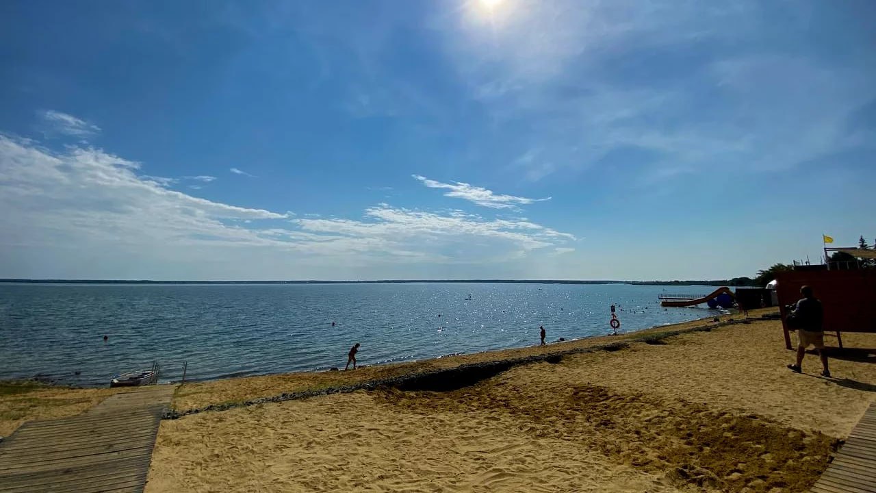 За время купального сезона на водоемах Челябинской области погибли 34 человека В этом году на территории региона было открыто 12 новых пляжей Оборудованные зоны отдыха появились в Каслинском Карталинском Нагайбакском райнах городе Снежинске и Кыштыме На них дежурили матросы спасатели а также регулярно проводили проверки специалисты В рамках профилактических мероприятий инспекторским составом Государственной инспекции по маломерным судам привлечены к административной ответственности 566 граждан управляющих маломерными судами с нарушениями Большая часть из них связана с отсутствием спасательных жилетов а также с отсутствием технического освидетельствования и регистрации плавсредства или прав на управление им отметили в ГУ МЧС по Челябинской области Без трагедий также не обошлось По данным МЧС за время купального сезона на озерах Южного Урала погибли 34 человека среди них три ребенка Фото ГТРК Южный Урал Вести Южный Урал Челябинск