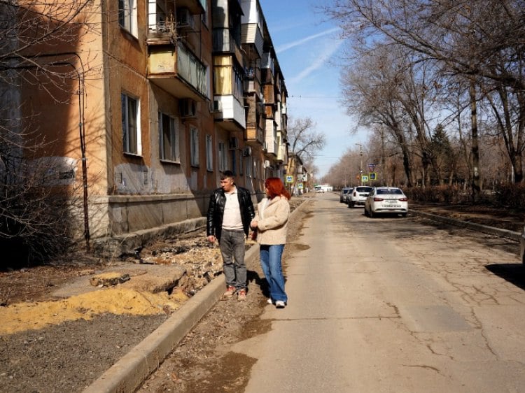 Чиновники КБиДХ на выезде согласовали детали дорожного ремонта в Волжском  Чиновники КБиДХ администрации Волжского совместно с подрядчиками провели выездное совещание на объектах ремонта 2025 года в рамках проекта «Инфраструктура для жизни».  Первой точкой посещения стал дублер улицы Коммунистической. Здесь работы стартовали еще в конце января. Протяженность объекта составляет 580 м. Как сообщили Волжский.ру в пресс-службе администрации Волжского, подрядчик демонтировал бордюры и асфальтовое покрытие проезжей части и тротуара. Новые бордюры успели установить на 80%. В ходе объезда обсудили отбивку бордюрами пешеходной дорожки, а также ее совмещение с отмосткой близлежащих домов.   Подробнее на Волжский.ру: