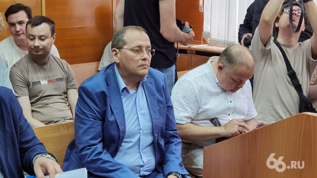 13 лет колонии запросили бывшему замминистра ЖКХ Андрея Кислицына и его подельника бывшего депутата Заксобрания Павла Мякишева судят за взятки на почти 4 млн рублей По версии следствия с декабря 2022 года по апрель 2024 года Кислицын получил 1 9 млн рублей от поставщика светотехнического оборудования Посредник в передаче денег Мякишев себе оставил еще 2 млн рублей Оба вину не признают Бывшему чиновнику гособвинитель запросил 13 лет колонии строгого режима и штраф 4 млн рублей Мякишеву 10 лет колонии с аналогичным штрафом Кислицын фигурант еще одного уголовного дела Вместе с министром ЖКХ Николаем Смирновым и его первым заместителем Игорем Чикризовым они получили 4 4 млн рублей взятками Смирнов во всем признался и получил условный срок остальных ждет приговор   на связи в TG MAX VK