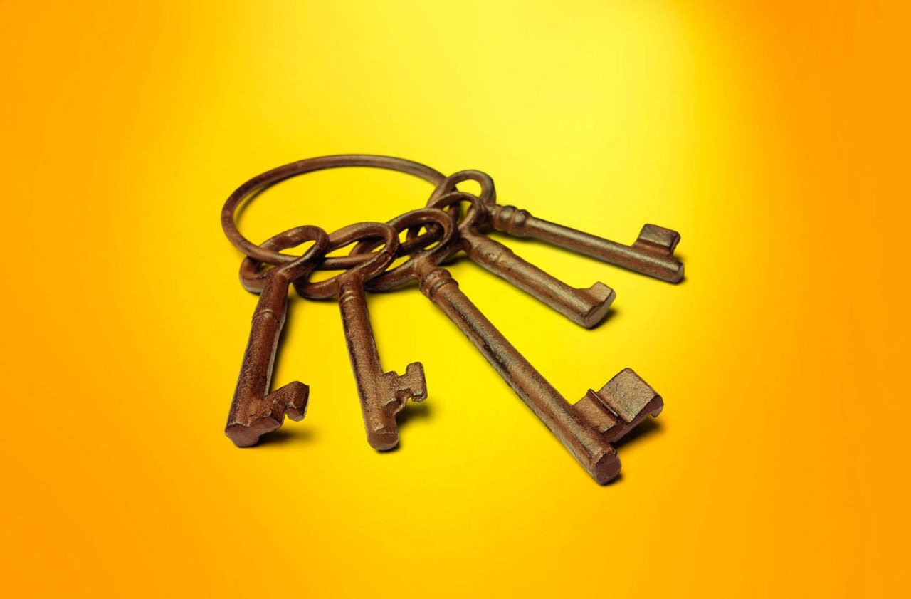 Обнаружена троянская модификация KeePass Может ли причиной кибератаки... стать менеджер паролей? Может, если скачать его с фальшивого сайта, который усилиями злоумышленников оказался в поисковой выдаче выше, чем официальный. Именно так распространялась троянская модификация популярного менеджера KeePass. Попав на устройство жертвы, зловред не только сохранял пароли из открытой базы данных в незашифрованный текстовый файл, но и устанавливал в систему «маячок» Cobalt Strike — легитимного пентест-инструмента, который используется и в реальных атаках. Инсталляционные пакеты троянского KeePass были подписаны действительными сертификатами, поэтому распознать фальшивку оказалось непросто. Какие уроки могут извлечь организации и владельцы домашних компьютеров из этого инцидента — рассказываем в нашей статье. #KD_угрозы