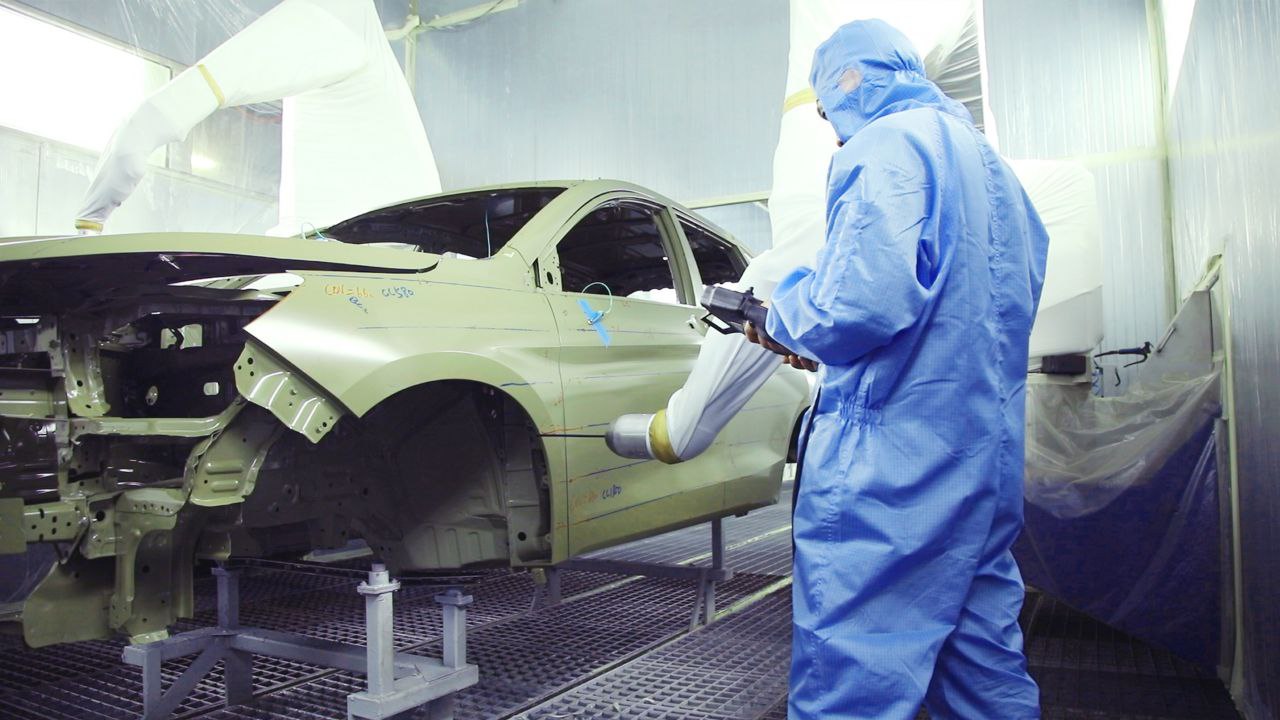На калужском заводе «Автомобильные технологии» стартовало серийное производство полного цикла кроссоверов Haval M6.  Важное событие. Это одна из крупнейших площадок по выпуску автомобилей в регионе. Предприятие последовательно реализует планы по перезапуску производства и выходу на полную мощность.    Напомню, крупноузловая сборка Haval M6 на заводе началась в феврале. Параллельно компания «Автомобильные технологии» начала модернизацию и роботизацию производства для того, чтобы подготовиться к серийному выпуску автомобилей по полному циклу со сваркой и окраской. В производстве удалось сохранить лучшие практики завода. Системы контроля качества – на мировом уровне.   Даже в непростых условиях коллектив автозавода выполняет все намеченные планы и добивается отличных результатов.