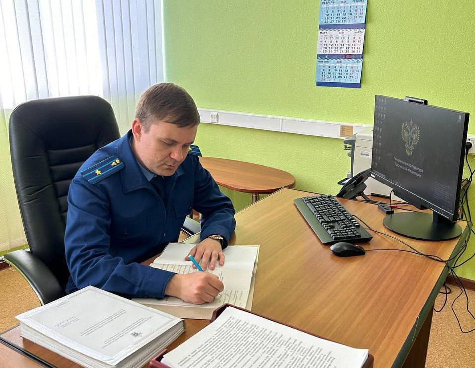Прокурор Екатериновского района Николай Подгорный утвердил обвинительный акт по уголовному делу в отношении семи местных жителей. Они обвиняются по ч. 2 ст. 258 УК РФ незаконная охота группой лиц по предварительному сговору с причинением особо крупного ущерба, с применением механического транспортного средства По версии дознания, 15 января 2025 года обвиняемые, не имея разрешения, добыли в лесополосе Екатериновского района одну самку лося, возрастом 4-5 лет и одного самца лося, возрастом 7-8 месяцев, которых впоследствии разделали, перевезли по месту жительства одного из соучастников и поделили мясо животных между собой. В результате преступных действий государственному охотничьему фонду Российской Федерации в лице комитета охотничьего хозяйства и рыболовства Саратовской области причинен особо крупный ущерб в размере 160 тыс. рублей. В ходе дознания в целях конфискации орудия преступления и возмещения причиненного ущерба на 3 автомобиля наложен арест. Уголовное дело направлено в Ртищевский районный суд Саратовской области для рассмотрения по существу.