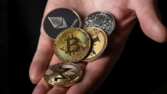 Портфель ломбардов может вырасти в 10 раз за счет цифровых активов Рост может произойти в течение ближайших трех лет с текущих 100 млрд до 1 трлн рублей в случае разрешения приема цифровых валют и цифровых активов в качестве предмета залога заявили в Национальном объединении ломбардов Принцип работы с цифровыми валютами может быть сопоставим с залогом золота клиент передает цифровые активы на офлайн носителе получает заем а после возврата долга актив возвращается владельцу Кроме цифровых валют ломбарды готовы работать с токенами внутриигровыми валютами и предметами цифрового коллекционирования NFT По закону О ломбардах залог выдается под движимое имущество НОЛ предлагает относить цифровые активы именно к этой категории Регуляция ЦБ в формировании правил работы с цифровыми активами позволит укрепить позиции ломбардов как легального и прозрачного сегмента рынка fatcat18