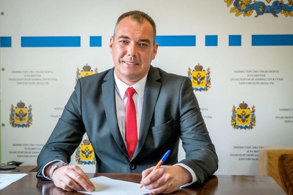 Сальдо подтвердил задержание министра Александра Балышева по делу о взяточничестве Министра транспорта Херсонской области Алекандр Балышев и его заместитель задержаны в рамках расследования уголовного дела о взяточничестве. Губернатор региона Сальдо выразил мнение, что с «такими людьми нам не по пути». - Я могу сказать так: если человек не имеет чувства собственного достоинства и уважения к себе, а тем более к той должности, которую он занимает, вот эти люди нарушают закон. С такими людьми нам не по пути. У нас есть устав, есть обязательства чиновников, которые работают. Он их обязан соблюдать. Тот, кто их не соблюдает, значит, будет наказан. Если заслужил, то должен быть наказан, - прокомментировал задержание министра Балышева губернатор Херсонской области Владимир Сальдо. Напомним, что Александр Балышев стал министром транспорта и развития транспортной инфраструктуры Херсонской области в октябре 2023 года.