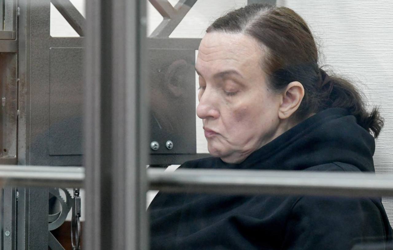 Украшения на 17 миллионов и другое в Краснодаре суд конфисковал имущество бывшего председателя Ростовского областного суда Елены Золотаревой и членов ее семьи Первомайский районный суд Краснодара вынес решение об обращении в доход государства имущества осужденной за коррупцию экс председателя Ростовского областного суда Елены Золотаревой включая квартиру два автомобиля машино место денежные средства а также ювелирные изделия и предметы роскоши оцененные более чем в 17 млн рублей Приговор в отношении самой Золотаревой признанной виновной во взяточничестве был вынесен 22 декабря 2025 года Ей дали 15 лет свои фото видео и истории присылайте нашему боту prostokrd bot Подпишись на наш канал в Telegram MAX