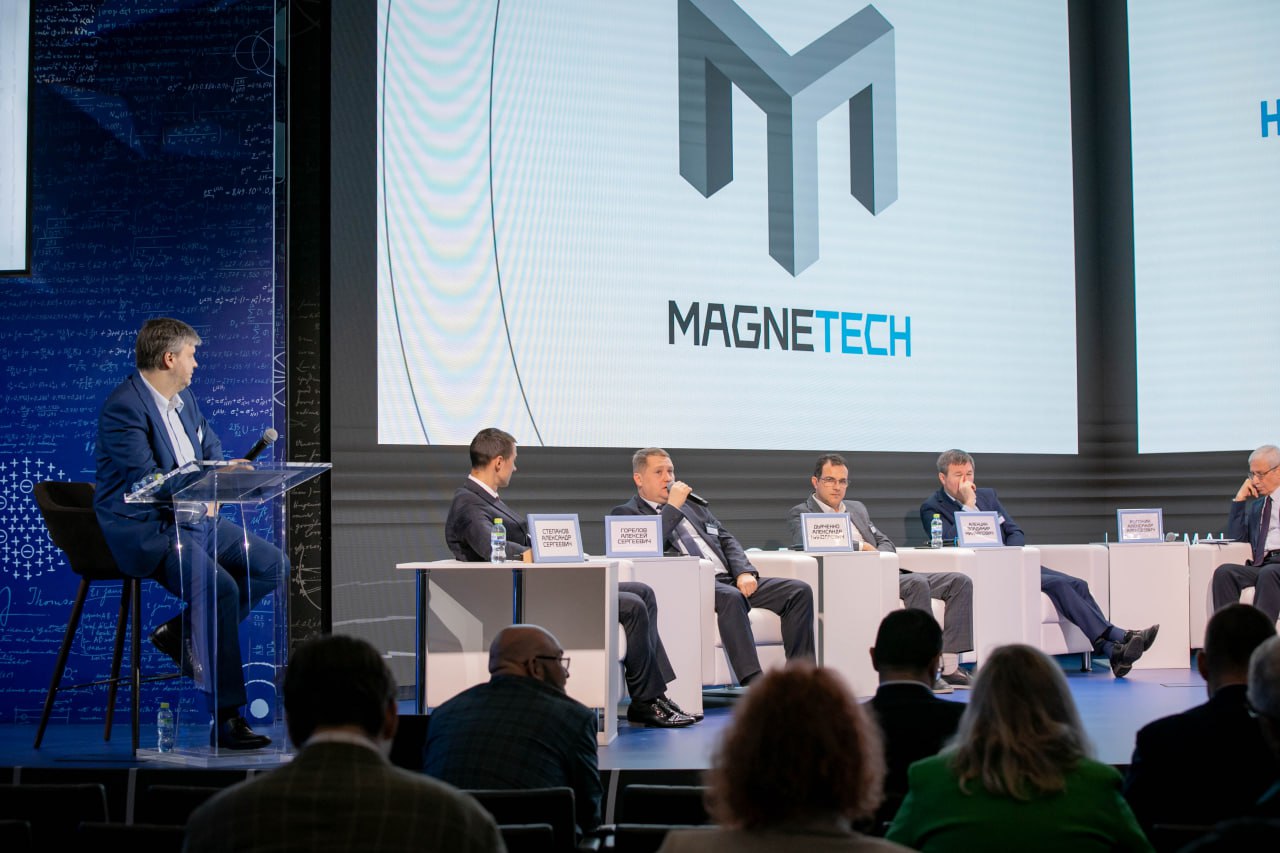 Сырье для производства РЗ магнитов главное с панельной сессии на конференции Magnetech 2025 соорганизатором которой выступает CREON Регуляторы разработали федеральный проект Развитие отрасли редких и редкоземельных металлов цель которого выстроить сквозную технологическую цепочку от экономически рентабельной добычи до производства магнитов Меры поддержки для Ловозерского ГОКа призваны снизить в полтора раза стоимость получения лопаритового концентрата сырья для Соликамского магниевого завода где намечен ввод разделительного производства Удешевление исходного сырья имеет ничуть не меньшее значение чем выстраивание конечной цепочки В России насчитывается свыше 1 млрд тонн запасов редкометалльных руд с учетом запасов которые ранее были списаны с баланса Стратегически важной для России является добыча среднетяжелой группы РЗМ в том числе самария диспрозия и тербия для этого потребуется предоставление субсидий Источником специальных материалов на основе соединений РЗЭ может стать сбор и глубокая переработка радиоэлектронного лома и отходов производства магнитов как вторичного сырья В 2024 г объем рынка постоянных РЗ магнитов достиг 19 5 млрд из них 90 приходится на Китай К 2033 г объем рынка составит 30 3 млрд В мире увеличивается спрос на высокоэффективные РЗ магниты использующиеся в электромобилях инверторных кондиционерах ветроэнергетике а также в производстве лифтов роботов и традиционных видов транспорта Лишь пять стран мира обладают технологиями получения высокоэффективных магнитов Китай Япония США Германия и Россия Доля электромобилей в потреблении РЗ магнитов в РФ увеличится с 1 в 2024 г до 29 в 2031 г Общее потребление постоянных РЗ магнитов к 2031 г увеличится вдвое до 1 4 тыс тонн в год против 693 6 тонн в 2024 г