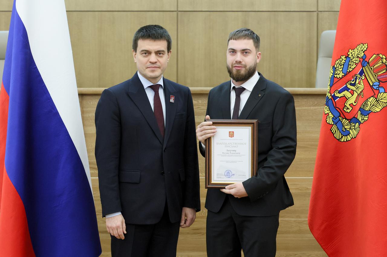 Проект специалиста из Таймыра вошёл в число призёров премии МЫВМЕСТЕ Торжественная церемония награждения победителей и призёров прошла в Красноярске Среди отмеченных проектов инициатива специалиста по работе с молодёжью Таймырского молодёжного центра Руслана Лагутина Его проект Культурно образовательный фестиваль ART DAY занял третье место в номинации Страна возможностей В ходе мероприятия губернатор Красноярского края Михаил Котюков лично поздравил финалистов и вручил им благодарственные письма В своей речи глава региона подчеркнул значимость социальных инициатив В каждом проекте любовь к ближнему сострадание забота желание сделать жизнь людей намного лучше И очень здорово что ваши инициативы охватывают разные территории Красноярского края и объединяют людей разных поколений это ещё раз доказывает что пределов социальной инициативы не существует сказал глава региона Конкурс продемонстрировал высокий уровень вовлечённости жителей края на региональный этап было подано 515 заявок Премия МЫВМЕСТЕ призвана поддержать лидеров социальных изменений и добровольческих инициатив а также популяризировать лучшие практики гражданской активности в России Фото правительство Красноярского края Если у вас есть интересные новости пишите нам сюда severokraibot