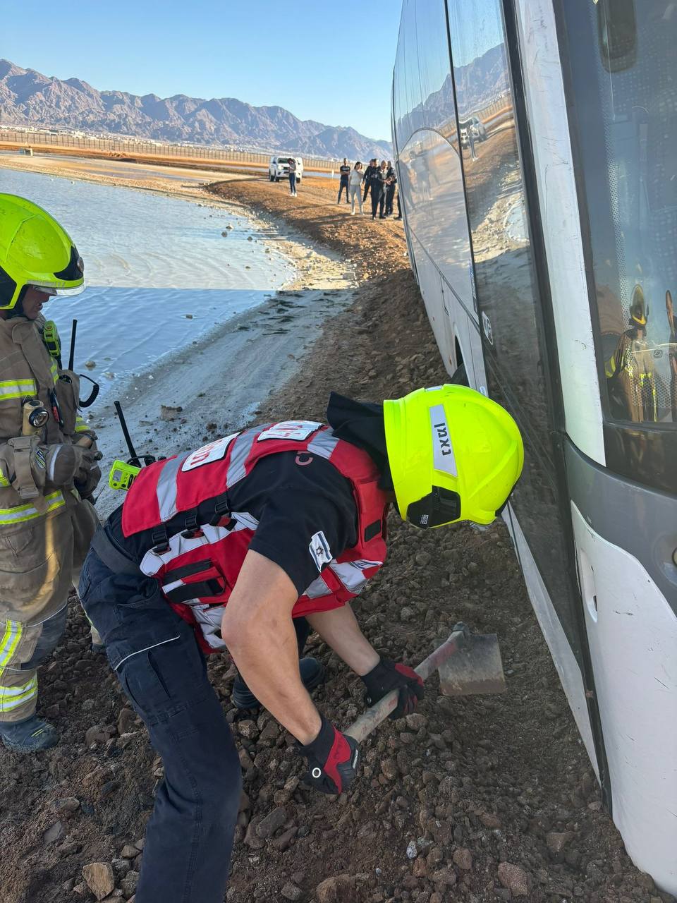 Пожарные спасли около 50 детей из автобуса, который был на грани переворота рядом с озером Фламинго, к востоку от фермы Родед.  ________________________ Хотите знать больше?   : Mignews