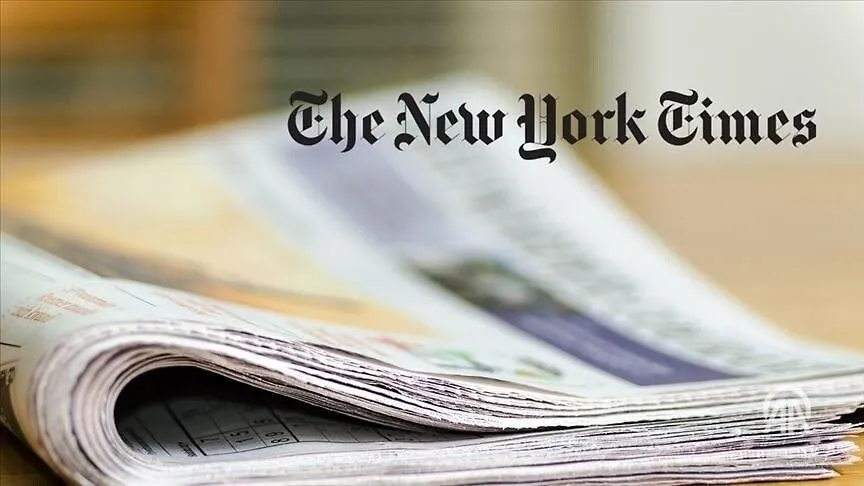 NYT администрация Трампа ужесточает подход к выдаче грин карт из за политических взглядов Администрация президента США Дональда Трампа как утверждается поощряет отказ в выдаче грин карт постоянного вида на жительство лицам критикующим Израиль участвующим в акциях в поддержку Палестины и тем кого считают антиамериканскими По данным газеты The New York Times ссылающейся на учебные материалы Министерства внутренней безопасности США власти намерены учитывать политические взгляды иммигрантов при рассмотрении заявок на грин карту Согласно этим материалам распространенным в марте среди сотрудников Службы гражданства и иммиграции США USCIS рекомендуется в значительной степени негативно оценивать заявки лиц участвовавших в пропалестинских протестах в университетах публиковавших в соцсетях критику Израиля или проявлявших неуважение к американскому флагу Подробнее на нашем сайте v aa com tr 3920476 24 7 в сутки с Агентством Анадолу